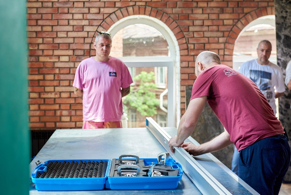 резка гранитной плиты.jpg резка гранитной плиты.jpg