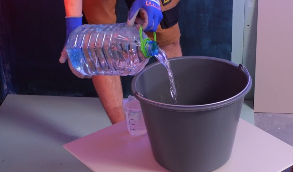вода для затворения клея для плитки.jpg