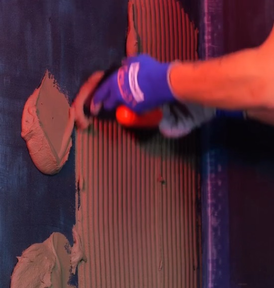 нанесение клея на стену.jpg