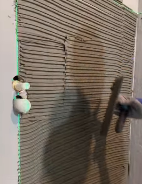 нанесение плиточного клея.jpg