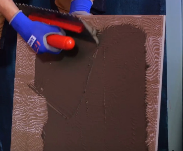 нанесение клея на плиту.jpg