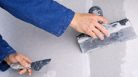 Как правильно наносить цементную штукатурку?
